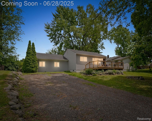 4860 Lindholm Dr, White Lake, MI 48383 - single story home featuring a wooden deck, a front lawn, driveway, and crawl space