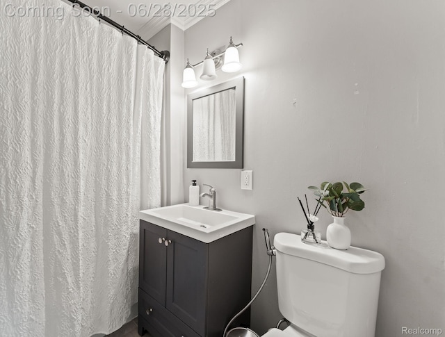 4860 Lindholm Dr, White Lake, MI 48383 - bathroom featuring vanity and ornamental molding