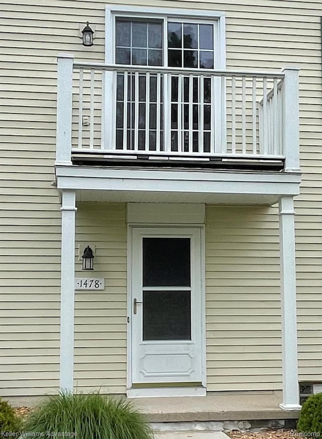1478 Harbor Dr, Walled Lake, MI 48390 - property entrance featuring a balcony