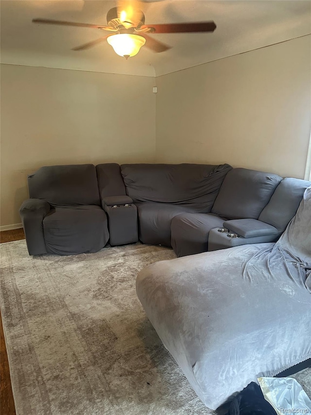 967 Hubbard Ave, Flint, MI 48503 - living area with a ceiling fan