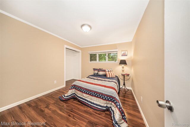 6730 Halyard Rd, Bloomfield Hills, MI 48301 - bedroom with dark wood-style floors, crown molding, and a closet