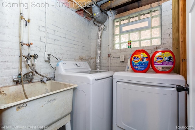 1424 Lakepointe St, Detroit, MI 48230 - laundry area featuring washing machine and clothes dryer