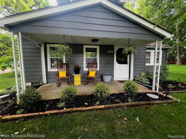3705 Sancroft Ave, West Bloomfield, MI 48324 - view of front of house featuring a front lawn and covered porch