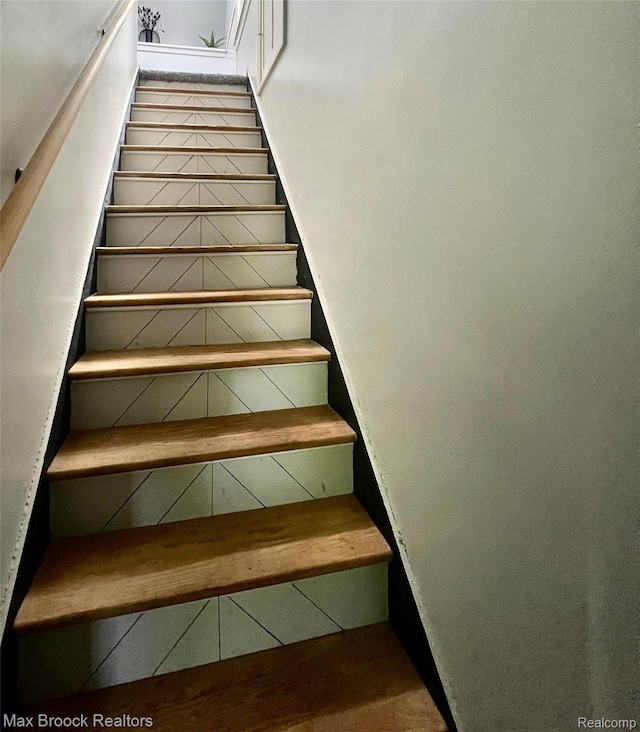 3705 Sancroft Ave, West Bloomfield, MI 48324 - view of staircase