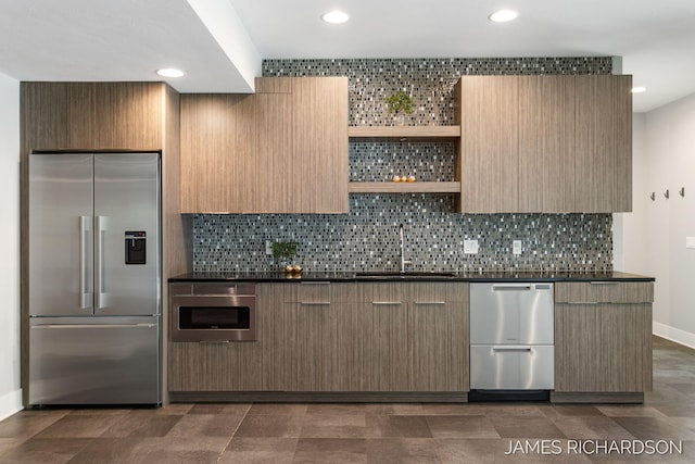 12974 Boulderway Trl, Grand Haven, MI 49417 - kitchen with stainless steel appliances, modern cabinets, dark countertops, decorative backsplash, and recessed lighting