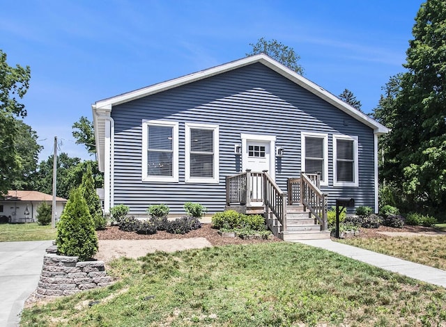 765 S Haven Pl, South Haven, MI 49090 - view of front facade with a front yard