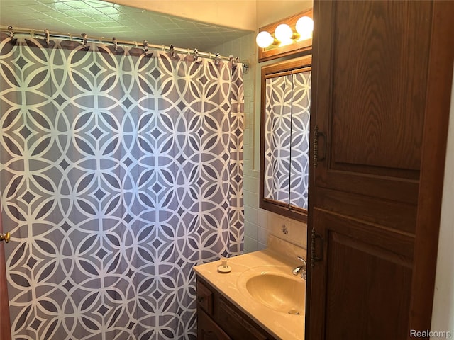 411 N Gould St, Owosso, MI 48867 - full bath with vanity and curtained shower