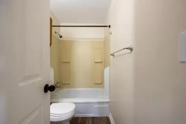 147 Draper Ave, Waterford, MI 48328 - full bathroom with toilet and shower / bath combination