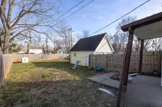 147 Draper Ave, Waterford, MI 48328 - fenced backyard featuring a patio