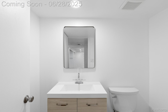 1590 Chapin Ave, Birmingham, MI 48009 - half bath featuring vanity and toilet