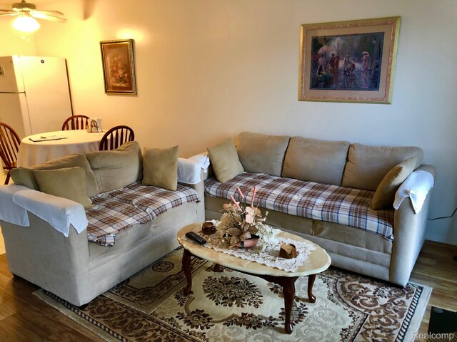 8681 Tucson Ct, Warren, MI 48093 - living area featuring wood finished floors and a ceiling fan