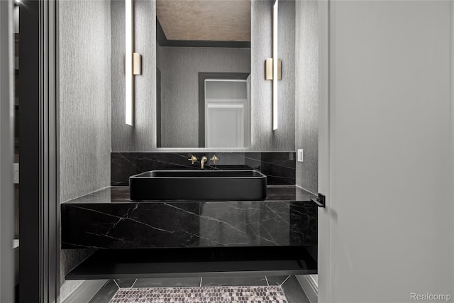 502 Chase Rnch, Bloomfield Hills, MI 48304 - bathroom featuring a sink and a textured wall