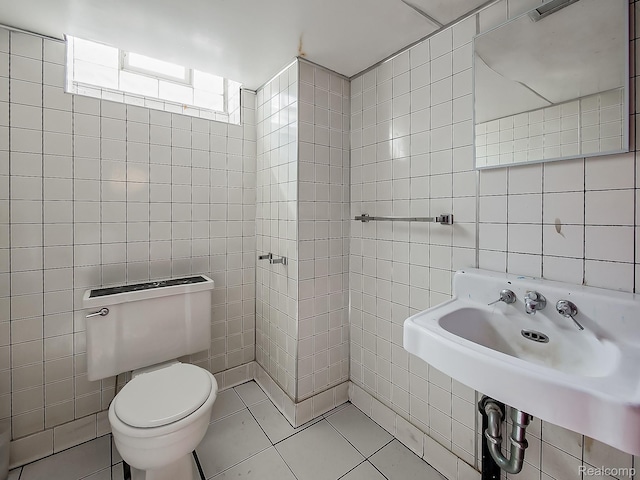 16039 Fordham St, Detroit, MI 48205 - bathroom featuring tile walls and tile patterned floors
