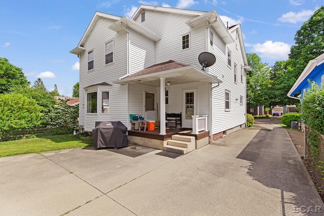 1044 Michigan Ave, Adrian, MI 49221 - view of front of property featuring a patio, driveway, and a front yard
