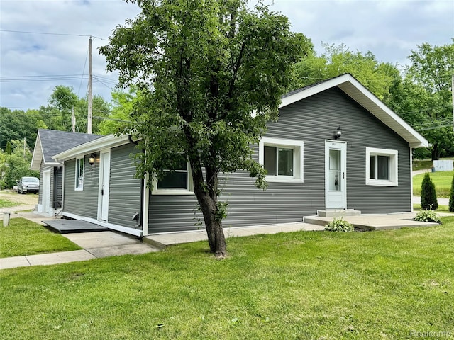 4915 Clarkston Rd, Clarkston, MI 48348 - bungalow featuring a front yard