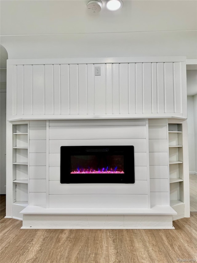 4915 Clarkston Rd, Clarkston, MI 48348 - detailed view of wood finished floors, a glass covered fireplace, and a smoke detector