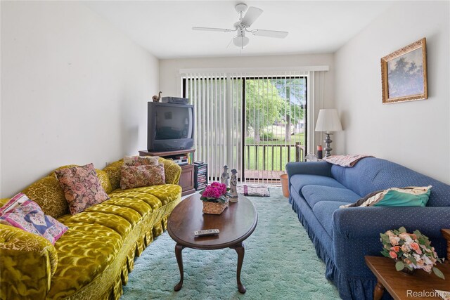 4175 Cherokee St, Gladwin, MI 48624 - living area featuring a ceiling fan