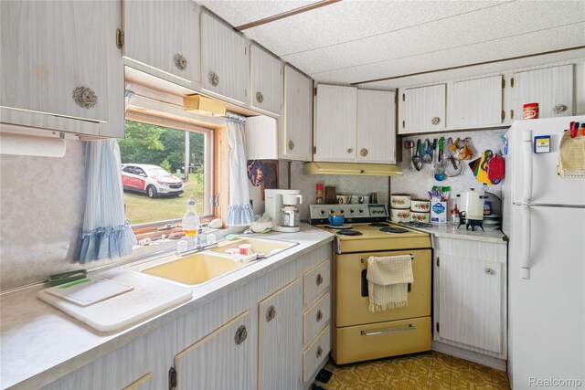 4175 Cherokee St, Gladwin, MI 48624 - kitchen with white appliances and light countertops
