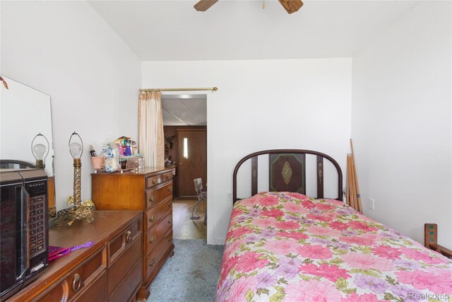 4175 Cherokee St, Gladwin, MI 48624 - carpeted bedroom with a ceiling fan
