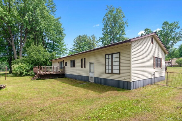 4175 Cherokee St, Gladwin, MI 48624 - back of property with a deck