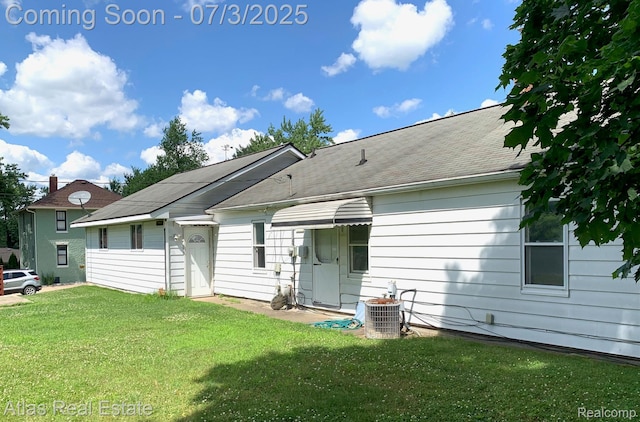 6201 S Main St, Clarkston, MI 48346 - back of property featuring a lawn