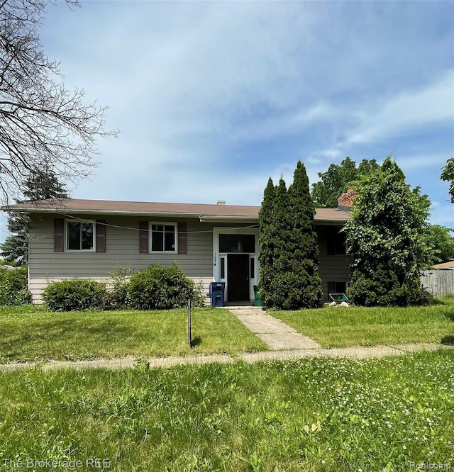 1934 Rockcreek Ln, Flint, MI 48507 - ranch-style home with a front yard