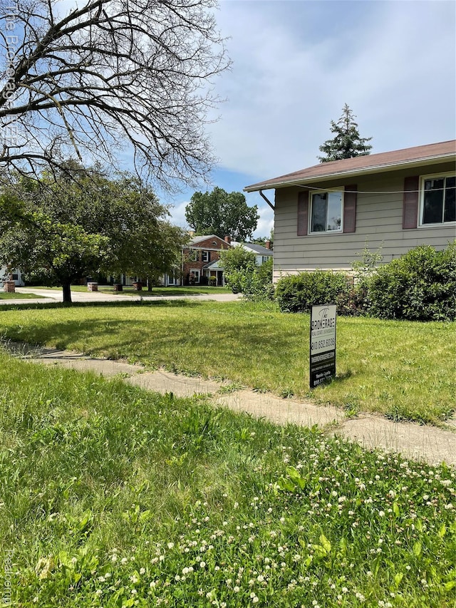 1934 Rockcreek Ln, Flint, MI 48507 - view of grassy yard