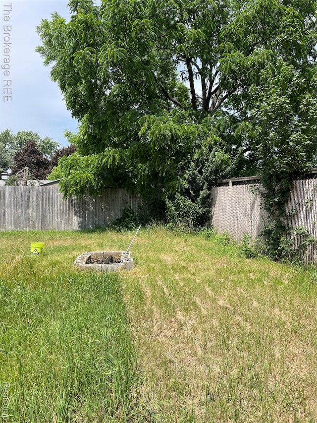1934 Rockcreek Ln, Flint, MI 48507 - view of yard with a fire pit