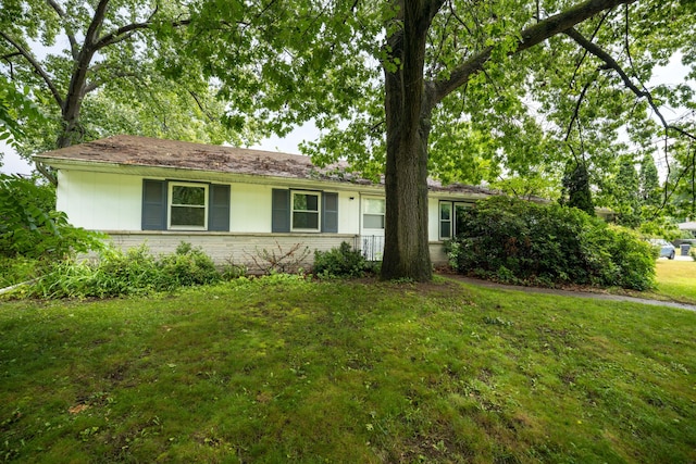 1129 Par 4 Cir, Kalamazoo, MI 49008 - single story home featuring brick siding and a front lawn
