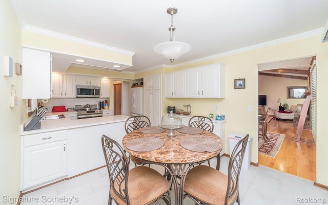 25759 Hunt Club Blvd, Farmington, MI 48335 - dining room with ornamental molding and recessed lighting