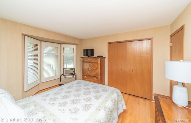 25759 Hunt Club Blvd, Farmington, MI 48335 - bedroom with a closet and light wood-style flooring