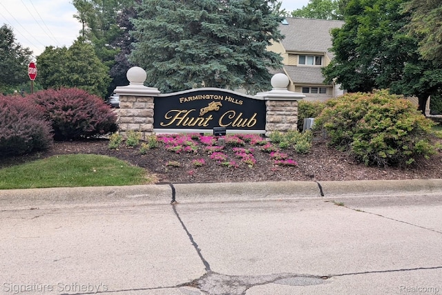 25759 Hunt Club Blvd, Farmington, MI 48335 - view of community / neighborhood sign