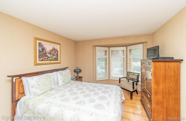 25759 Hunt Club Blvd, Farmington, MI 48335 - bedroom with light wood-style flooring