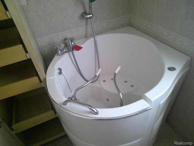 7776 Ash St, Birch Run, MI 48415 - full bath featuring a jetted tub