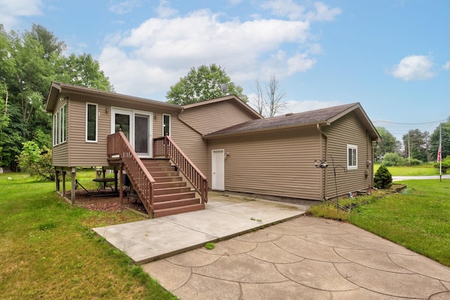 5852 Pinkerton Rd, Vassar, MI 48768 - view of front of house featuring a front lawn and a patio