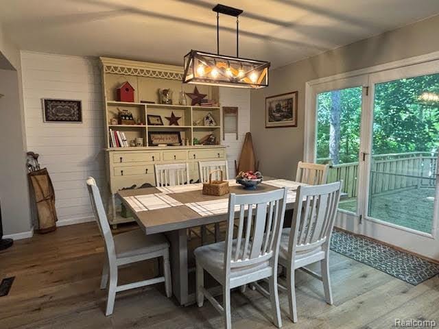 171 Golfview Dr, Caro, MI 48723 - dining area featuring wood finished floors