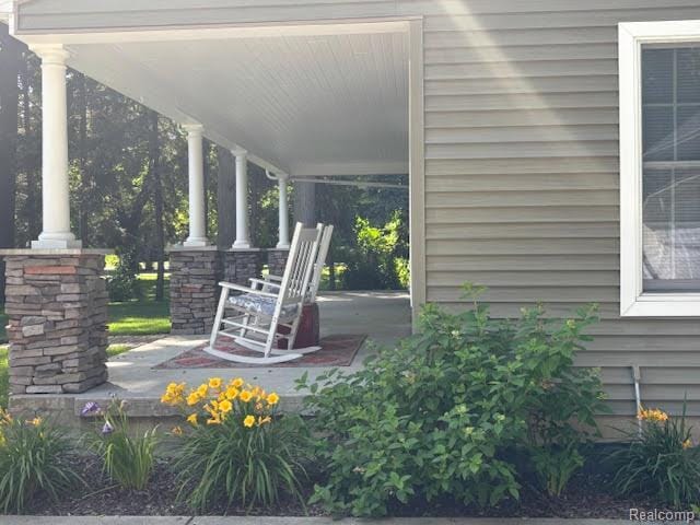 171 Golfview Dr, Caro, MI 48723 - view of porch