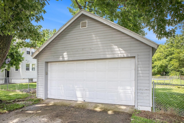 736 Glenwood Ave, Jackson, MI 49203 - view of detached garage