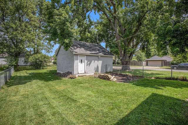 736 Glenwood Ave, Jackson, MI 49203 - view of yard featuring an outbuilding