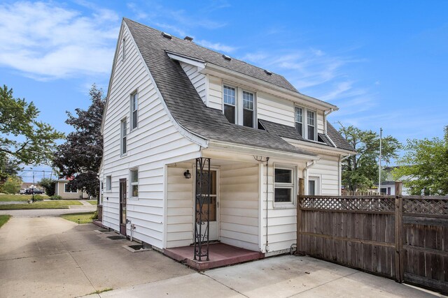 1115 Reycraft Dr, Kalamazoo, MI 49001 - view of front of home featuring roof with shingles