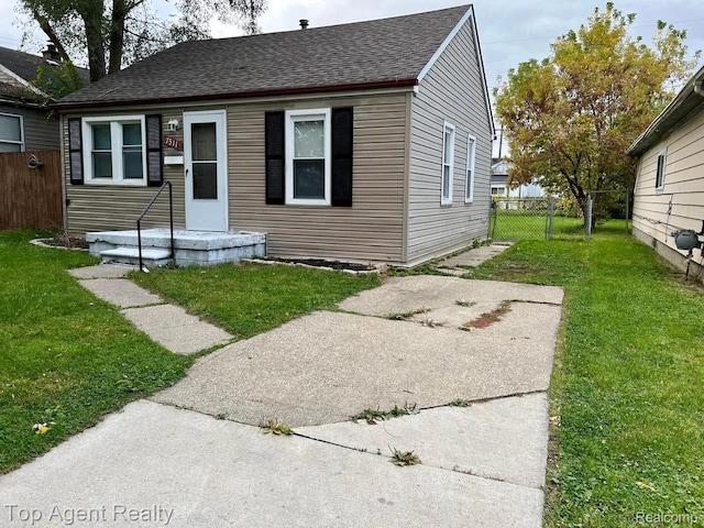 7511 Orchard Ave, Warren, MI 48091 - bungalow-style house with roof with shingles