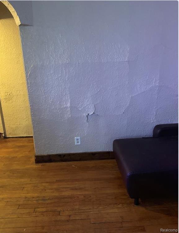15100 Lesure St, Detroit, MI 48227 - detailed view of wood finished floors and arched walkways