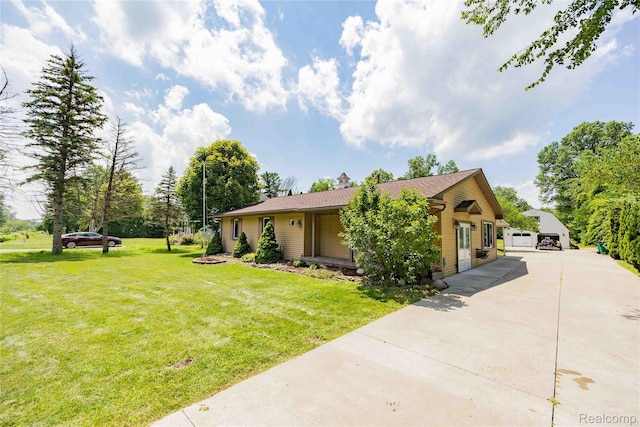 21128 Middlebelt Rd, New Boston, MI 48164 - view of front of property with an outdoor structure, a detached garage, and a front yard