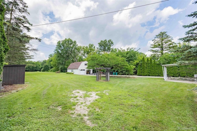 21128 Middlebelt Rd, New Boston, MI 48164 - view of green lawn featuring an outdoor structure