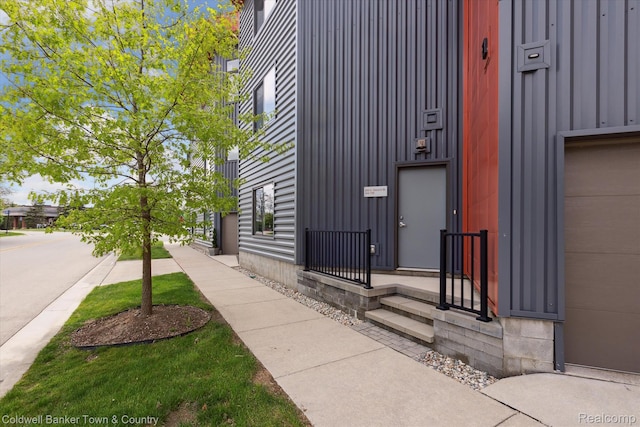 293 N 2nd St Unit 106, Brighton, MI 48116 - property entrance