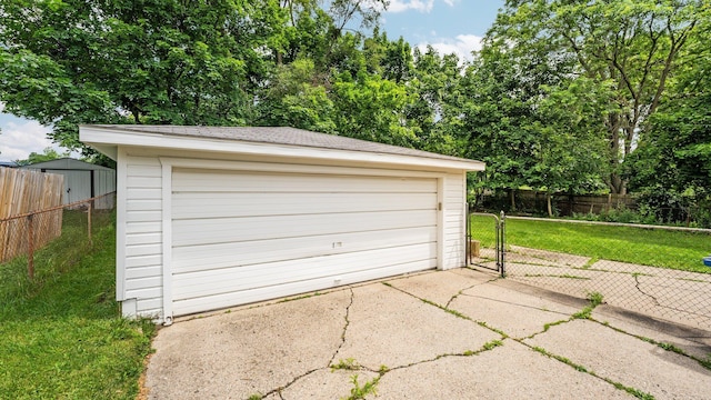 2204 Walter Dr, Ann Arbor, MI 48103 - detached garage featuring a gate