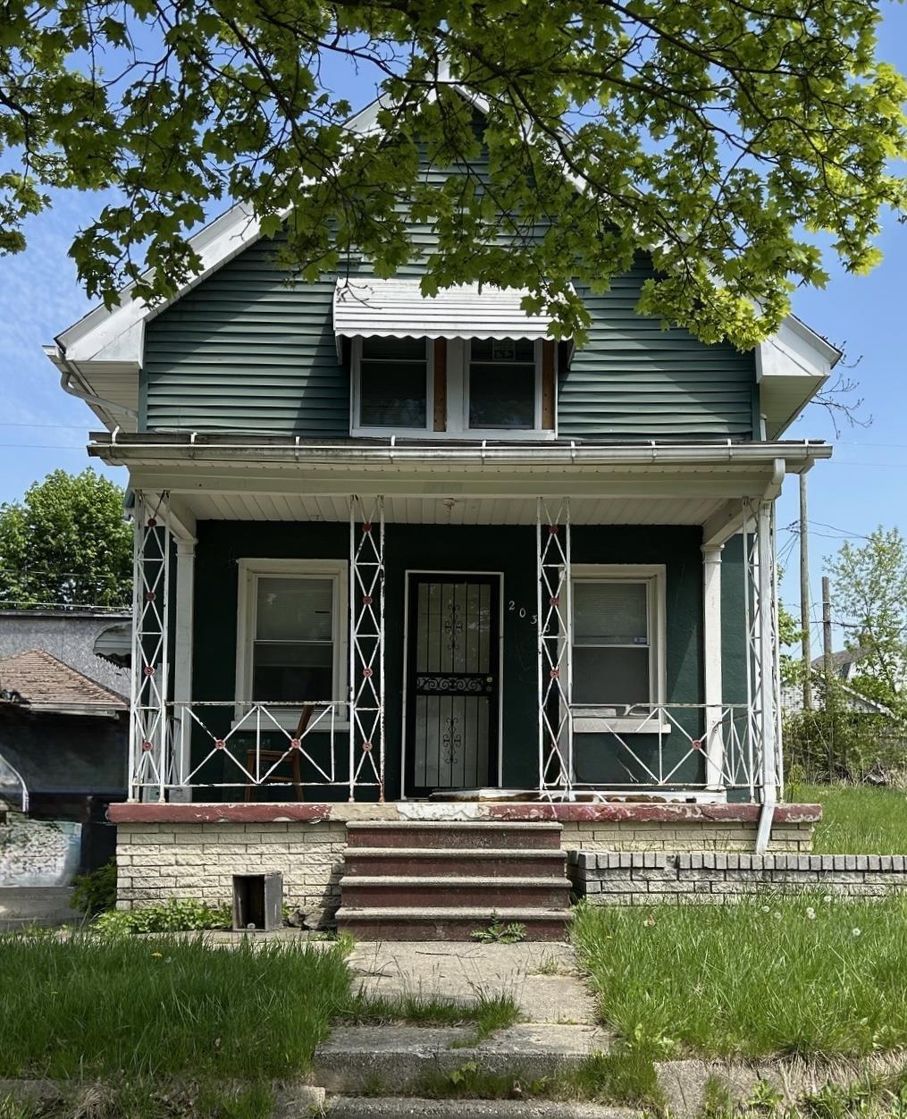 2030 Cadillac St, Flint, MI 48504 - view of front of house with a porch