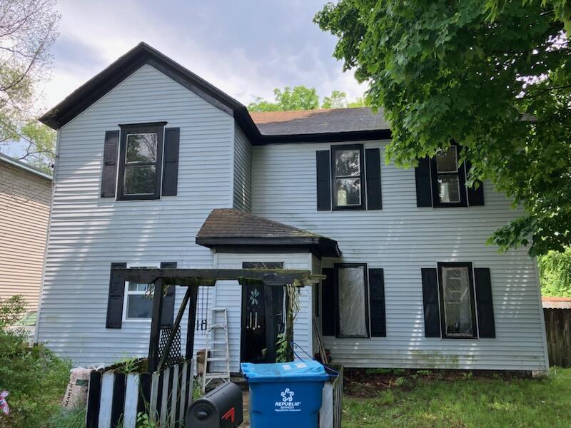 71 Mckinley Ave S, Battle Creek, MI 49017 - view of front of house with a shingled roof