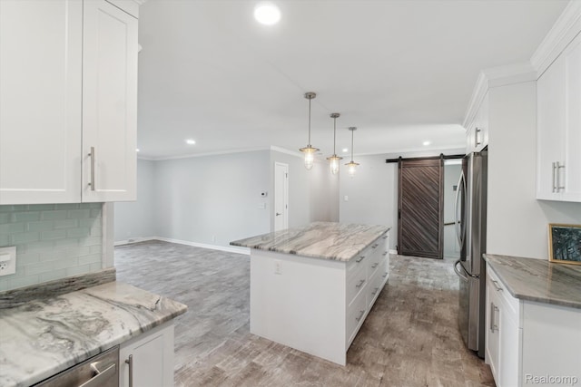 7262 Hatchery Rd, Waterford, MI 48327 - kitchen featuring freestanding refrigerator, crown molding, a kitchen island, a barn door, and recessed lighting
