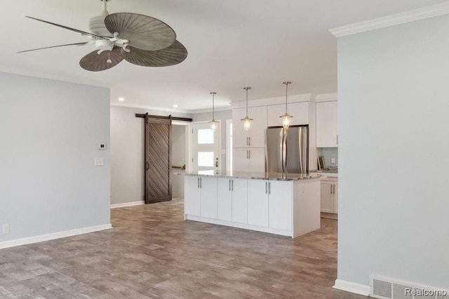7262 Hatchery Rd, Waterford, MI 48327 - kitchen with freestanding refrigerator, a barn door, crown molding, ceiling fan, and white cabinetry